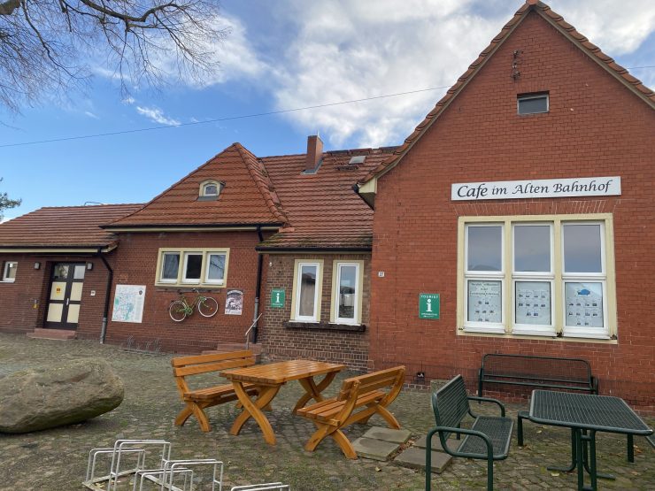 Café im alten Bahnhof Warnitz mit Touristinfo, Foto: Alena Lampe, Lizenz: Alena Lampe