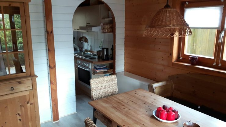 Loghouse Ferienhäuser - Bilck in die Küche,, Foto: Morkvenas, Lizenz: Morkvenas